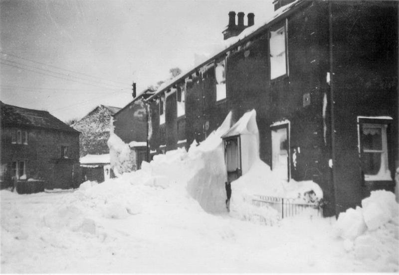 LP Snow 1B.jpg - Heavy snow at Long Preston - looking from the green towards school lane possibly - the winter of 1940.  ( Can anyone confirm the date ? ) 